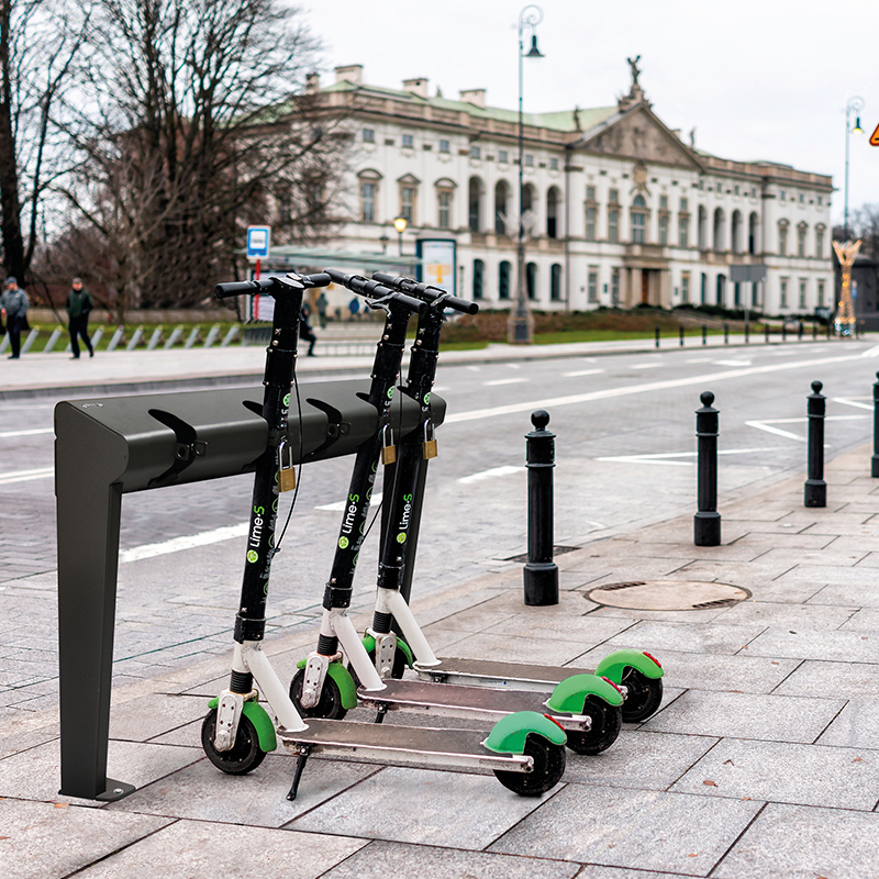 Patinete estacionado en la ciudad
